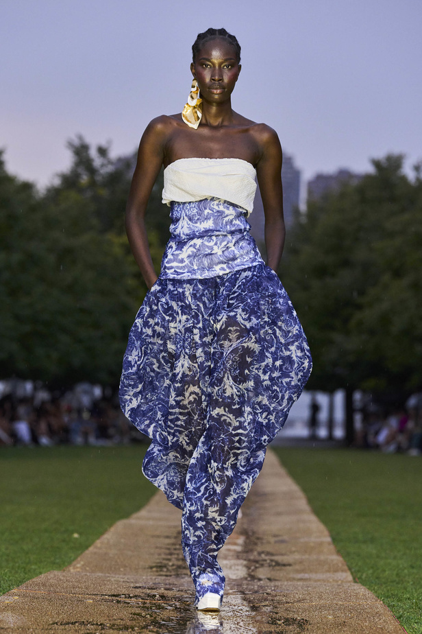 الأقراط الكبيرة والطبقات المتعددة في تصاميم Prabal Gurung لربيع وصيف 2024