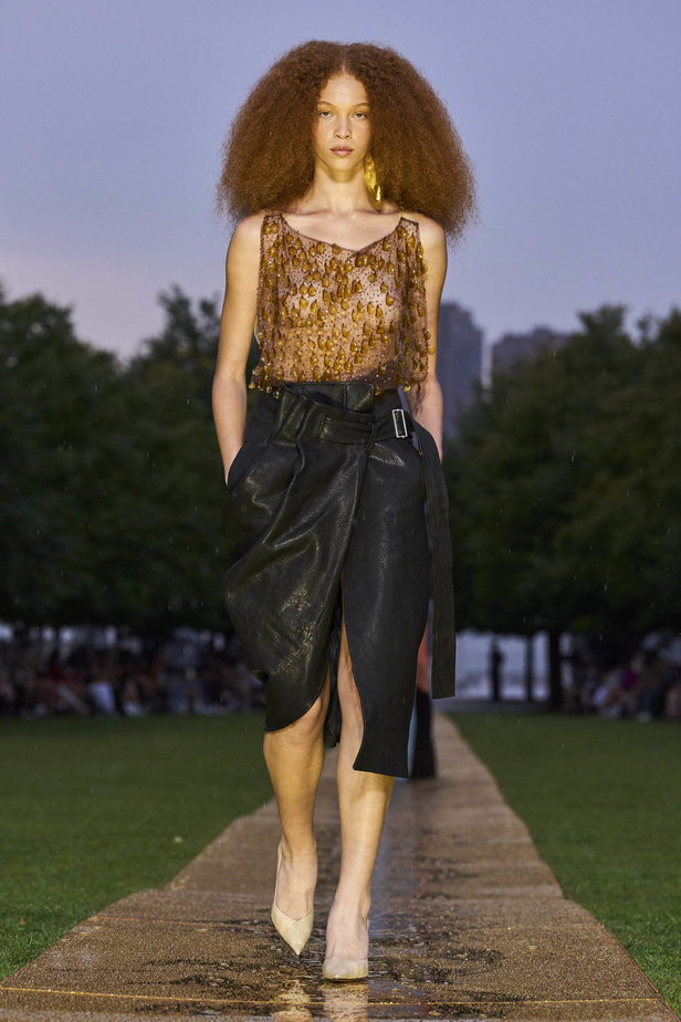 الأقراط الكبيرة والطبقات المتعددة في تصاميم Prabal Gurung لربيع وصيف 2024