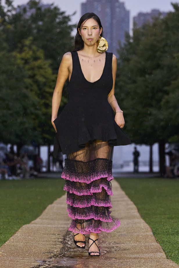 الأقراط الكبيرة والطبقات المتعددة في تصاميم Prabal Gurung لربيع وصيف 2024