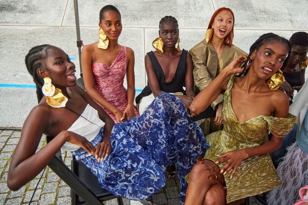 الأقراط الكبيرة والطبقات المتعددة في تصاميم Prabal Gurung لربيع وصيف 2024