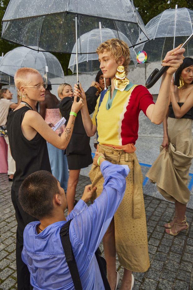 الأقراط الكبيرة والطبقات المتعددة في تصاميم Prabal Gurung لربيع وصيف 2024