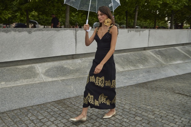 الأقراط الكبيرة والطبقات المتعددة في تصاميم Prabal Gurung لربيع وصيف 2024