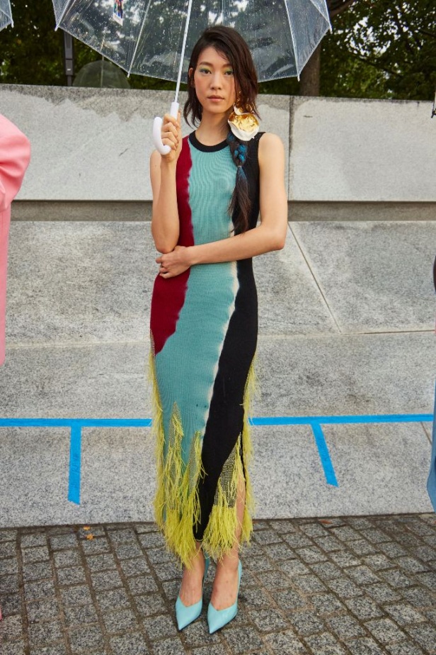 الأقراط الكبيرة والطبقات المتعددة في تصاميم Prabal Gurung لربيع وصيف 2024