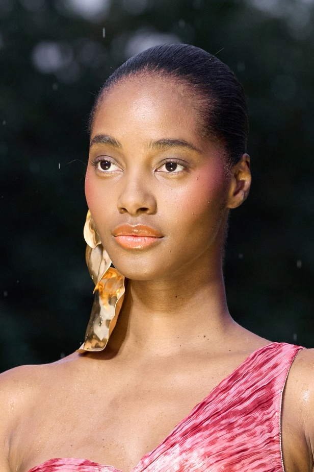 الأقراط الكبيرة والطبقات المتعددة في تصاميم Prabal Gurung لربيع وصيف 2024