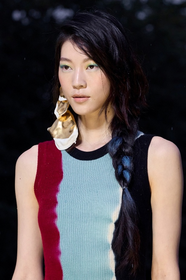 الأقراط الكبيرة والطبقات المتعددة في تصاميم Prabal Gurung لربيع وصيف 2024