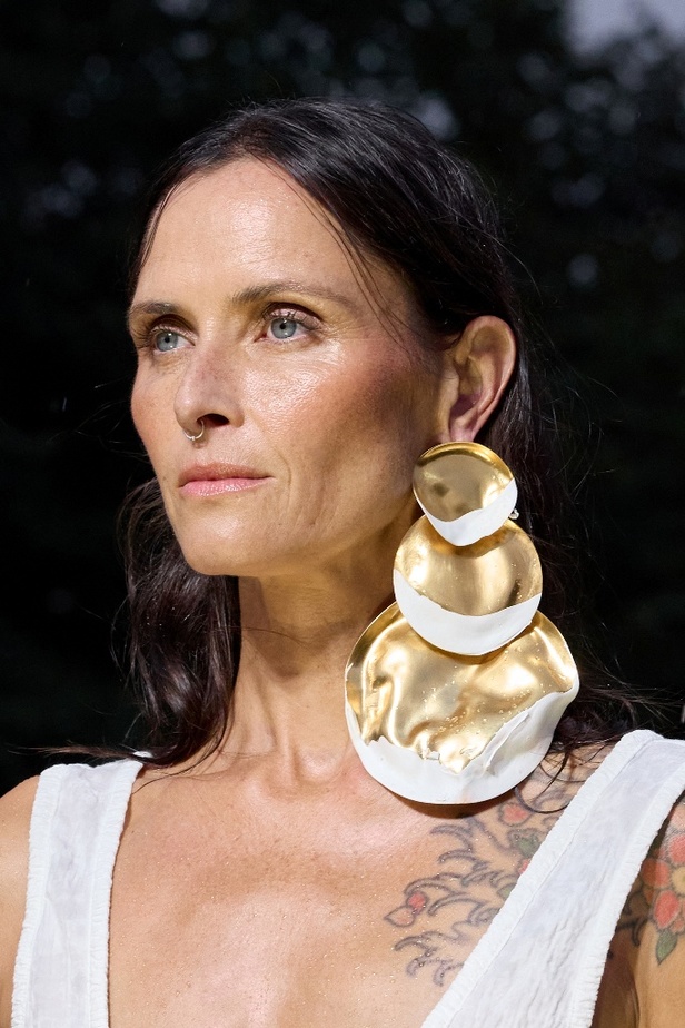 الأقراط الكبيرة والطبقات المتعددة في تصاميم Prabal Gurung لربيع وصيف 2024