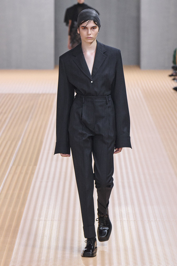 PRADA تحيي حقيبة من أرشيف الدار في مجموعة تحبس الأنفاس 