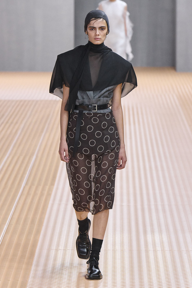 PRADA تحيي حقيبة من أرشيف الدار في مجموعة تحبس الأنفاس 