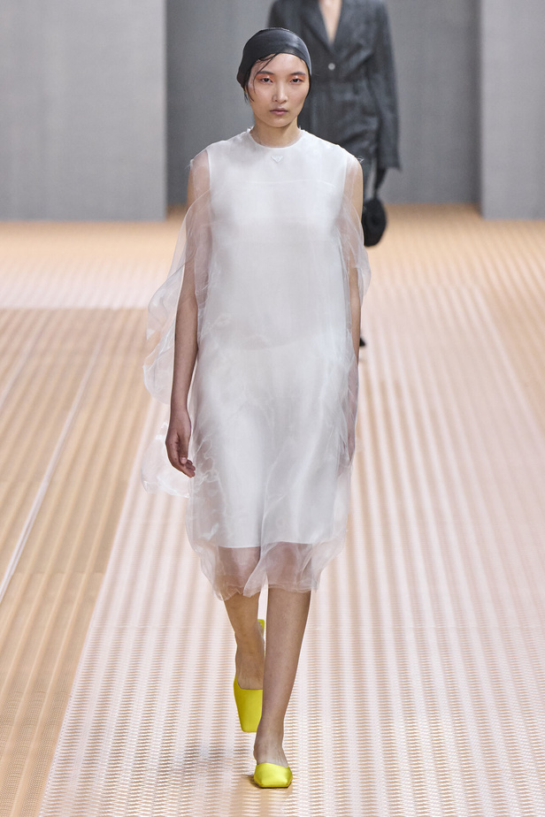 PRADA تحيي حقيبة من أرشيف الدار في مجموعة تحبس الأنفاس 