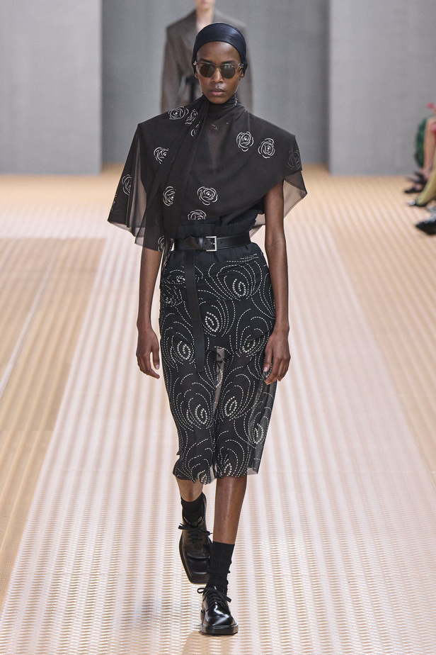 PRADA تحيي حقيبة من أرشيف الدار في مجموعة تحبس الأنفاس 