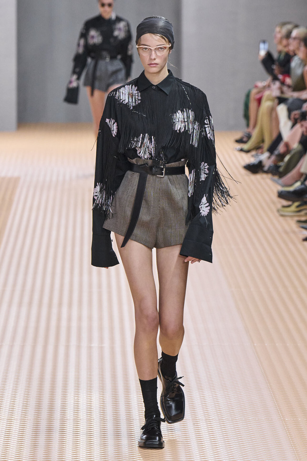 PRADA تحيي حقيبة من أرشيف الدار في مجموعة تحبس الأنفاس 