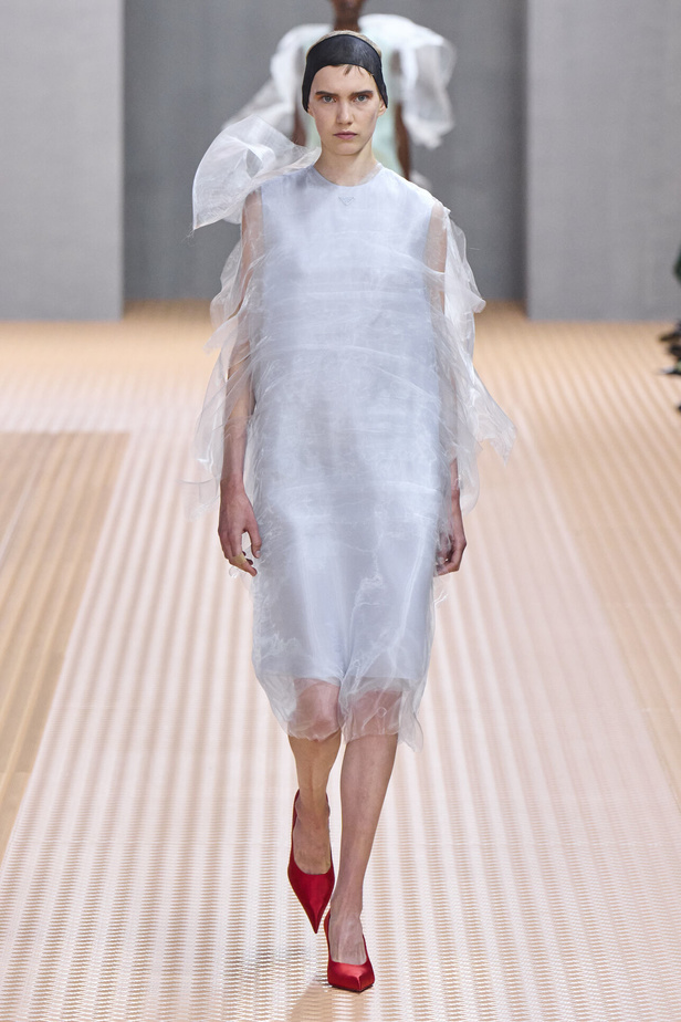 PRADA تحيي حقيبة من أرشيف الدار في مجموعة تحبس الأنفاس 