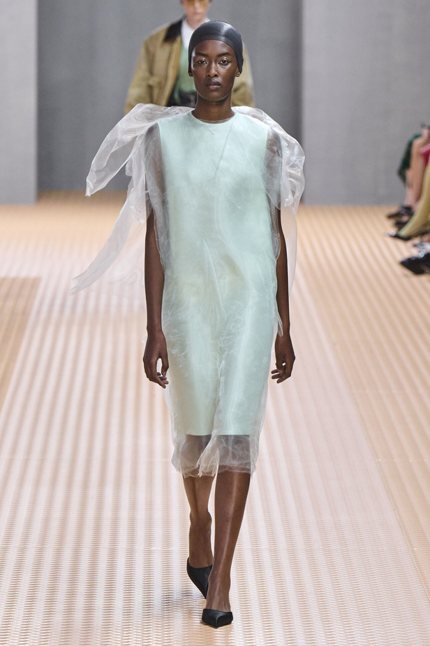 PRADA تحيي حقيبة من أرشيف الدار في مجموعة تحبس الأنفاس 