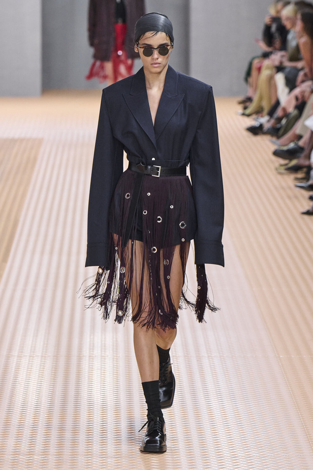 PRADA تحيي حقيبة من أرشيف الدار في مجموعة تحبس الأنفاس 