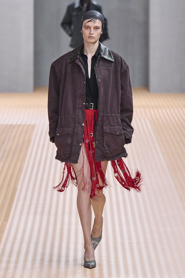 PRADA تحيي حقيبة من أرشيف الدار في مجموعة تحبس الأنفاس 