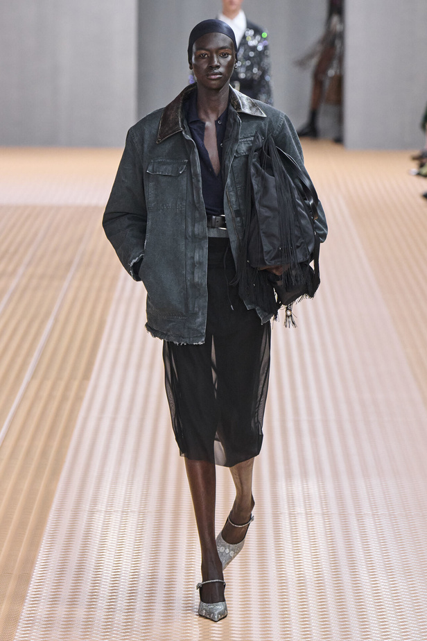 PRADA تحيي حقيبة من أرشيف الدار في مجموعة تحبس الأنفاس 