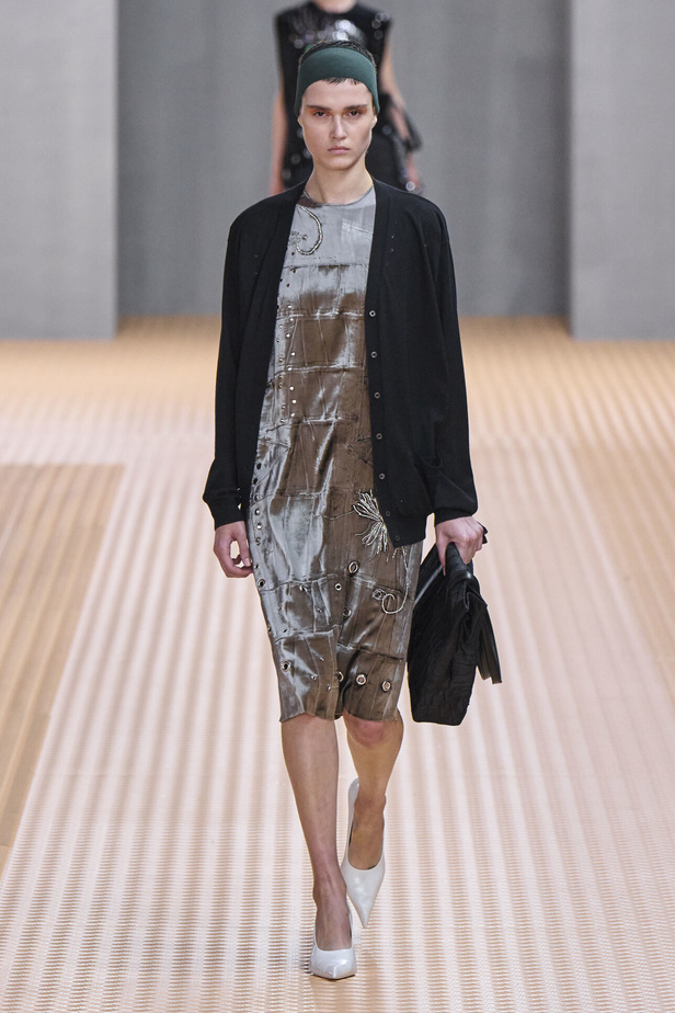 PRADA تحيي حقيبة من أرشيف الدار في مجموعة تحبس الأنفاس 