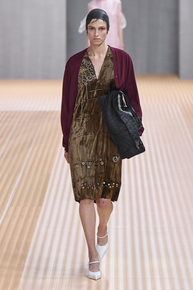 PRADA تحيي حقيبة من أرشيف الدار في مجموعة تحبس الأنفاس 