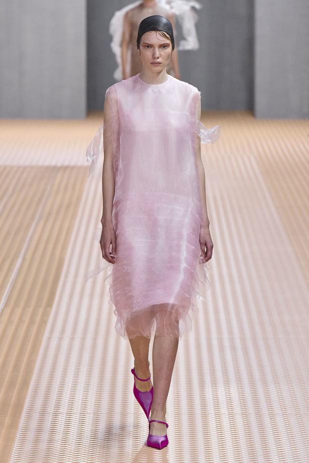 PRADA تحيي حقيبة من أرشيف الدار في مجموعة تحبس الأنفاس 