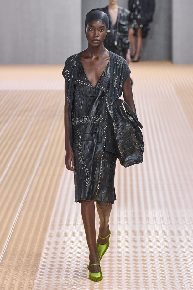 PRADA تحيي حقيبة من أرشيف الدار في مجموعة تحبس الأنفاس 