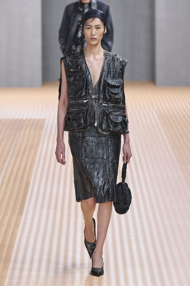 PRADA تحيي حقيبة من أرشيف الدار في مجموعة تحبس الأنفاس 