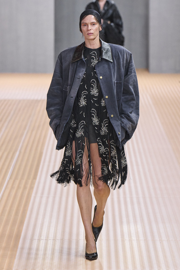 PRADA تحيي حقيبة من أرشيف الدار في مجموعة تحبس الأنفاس 