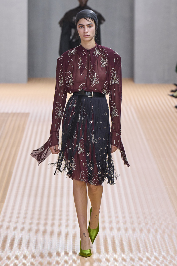 PRADA تحيي حقيبة من أرشيف الدار في مجموعة تحبس الأنفاس 