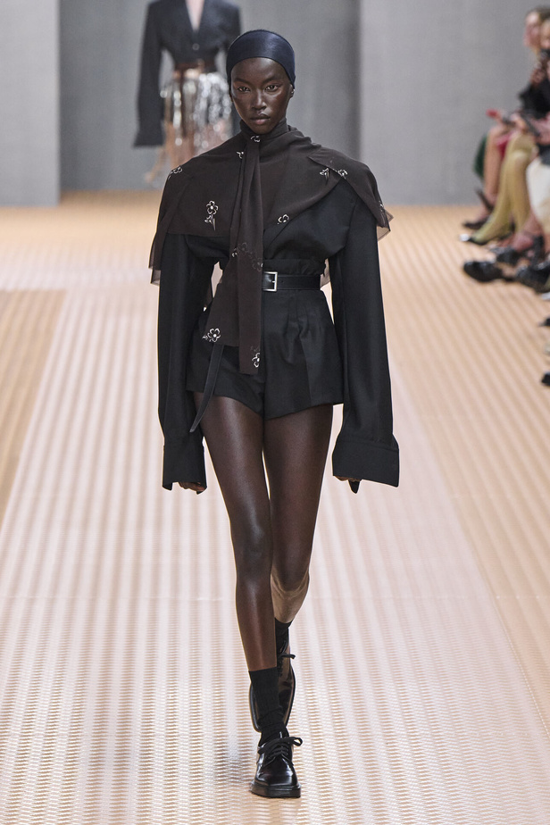 PRADA تحيي حقيبة من أرشيف الدار في مجموعة تحبس الأنفاس 