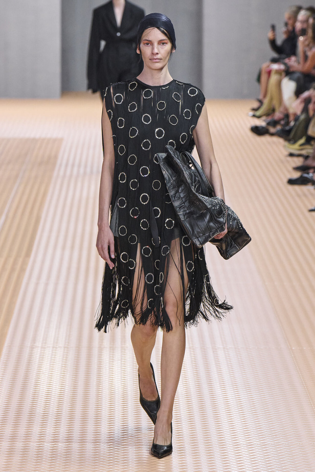 PRADA تحيي حقيبة من أرشيف الدار في مجموعة تحبس الأنفاس 