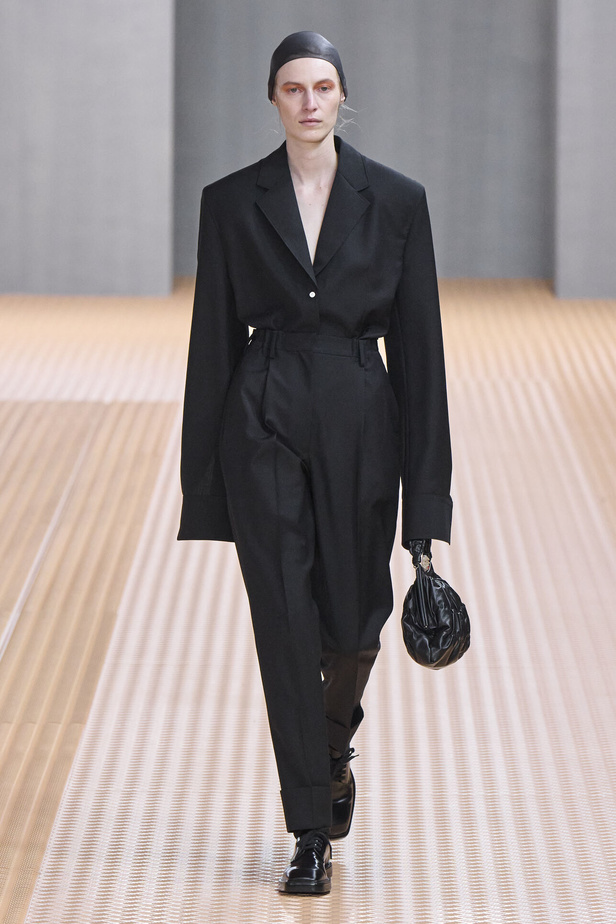 PRADA تحيي حقيبة من أرشيف الدار في مجموعة تحبس الأنفاس 