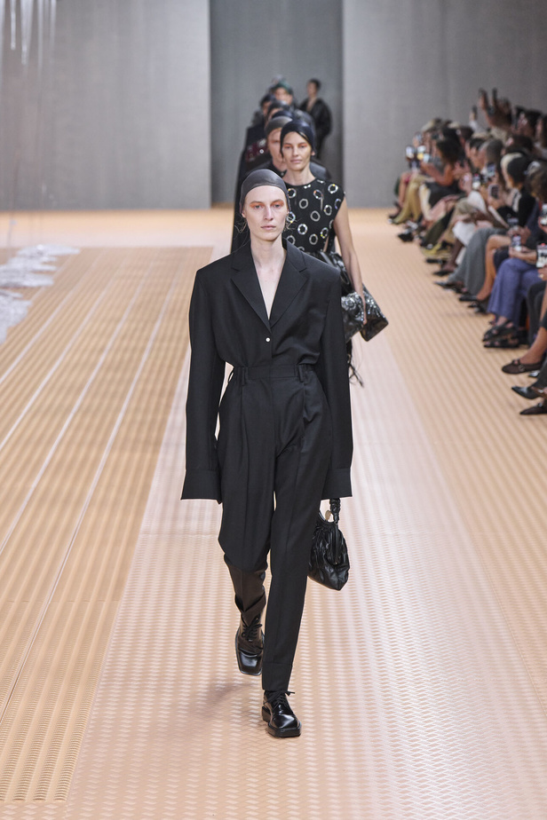 PRADA تحيي حقيبة من أرشيف الدار في مجموعة تحبس الأنفاس 