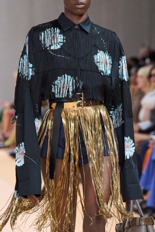 PRADA تحيي حقيبة من أرشيف الدار في مجموعة تحبس الأنفاس 