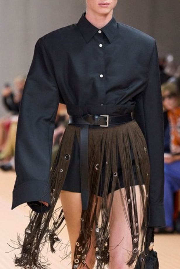 PRADA تحيي حقيبة من أرشيف الدار في مجموعة تحبس الأنفاس 