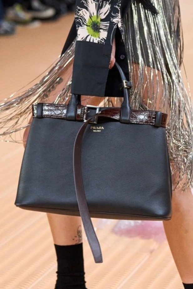 PRADA تحيي حقيبة من أرشيف الدار في مجموعة تحبس الأنفاس 