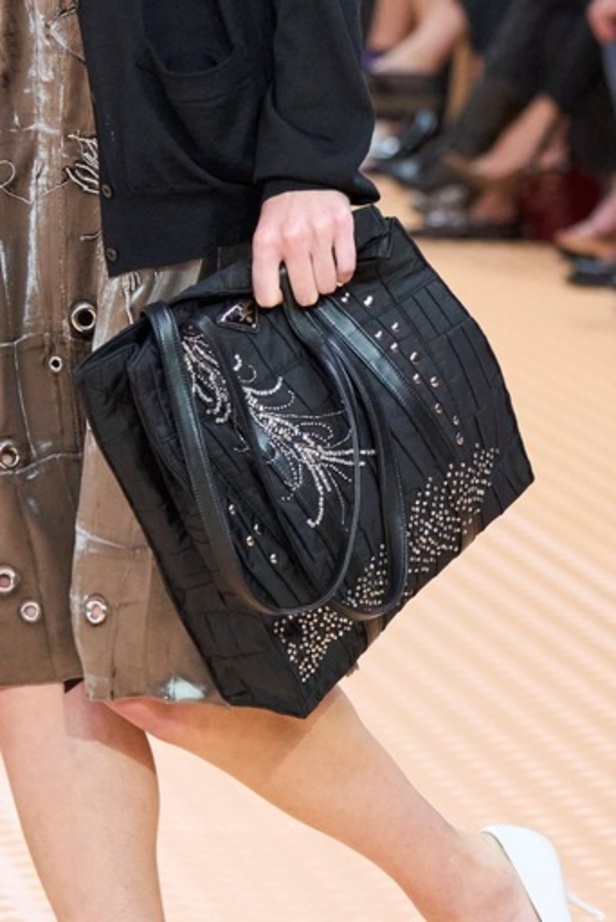 PRADA تحيي حقيبة من أرشيف الدار في مجموعة تحبس الأنفاس 