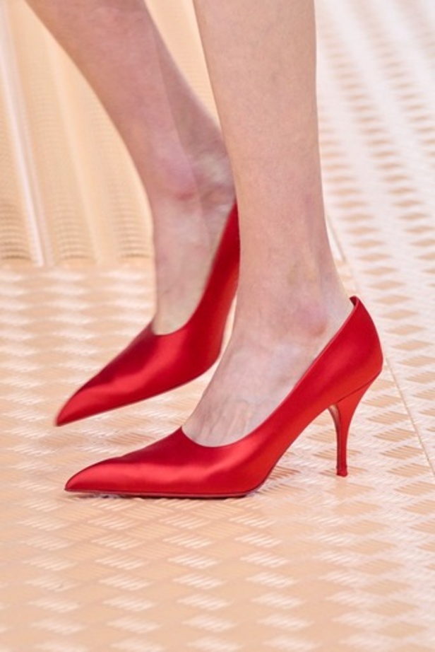 PRADA تحيي حقيبة من أرشيف الدار في مجموعة تحبس الأنفاس 