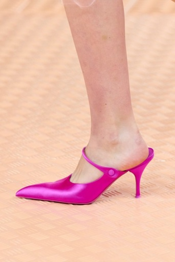 PRADA تحيي حقيبة من أرشيف الدار في مجموعة تحبس الأنفاس 