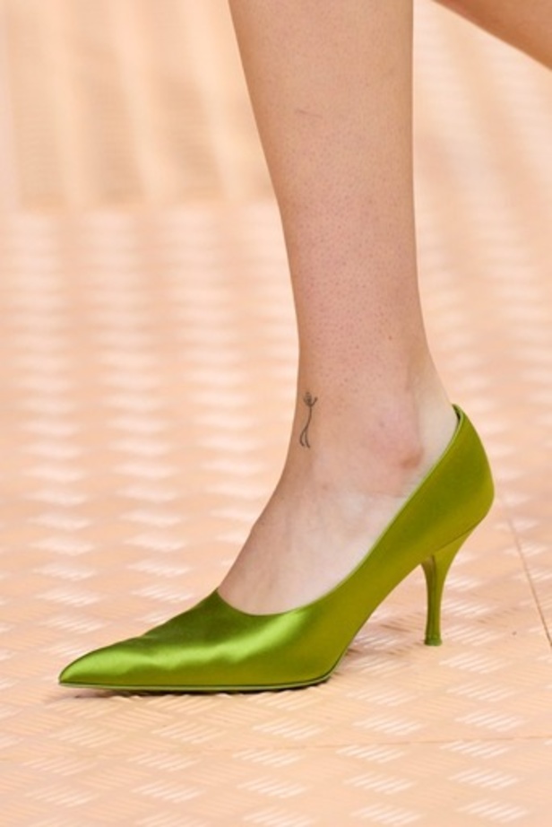 PRADA تحيي حقيبة من أرشيف الدار في مجموعة تحبس الأنفاس 