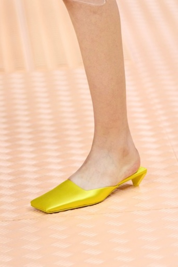 PRADA تحيي حقيبة من أرشيف الدار في مجموعة تحبس الأنفاس 