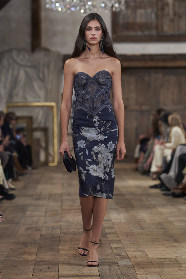 عرض أزياء مجموعة Ralph Lauren لربيع وصيف 2024.. مزيج الألوان وبريق اللون الذهبي