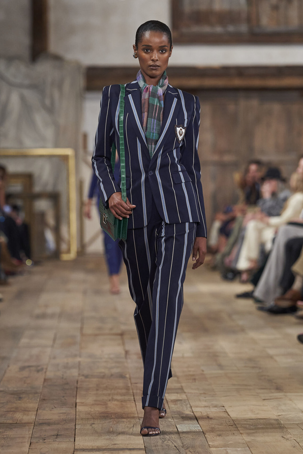 عرض أزياء مجموعة Ralph Lauren لربيع وصيف 2024.. مزيج الألوان وبريق اللون الذهبي