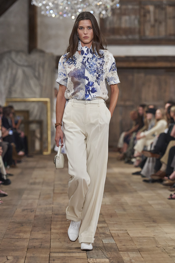 عرض أزياء مجموعة Ralph Lauren لربيع وصيف 2024.. مزيج الألوان وبريق اللون الذهبي
