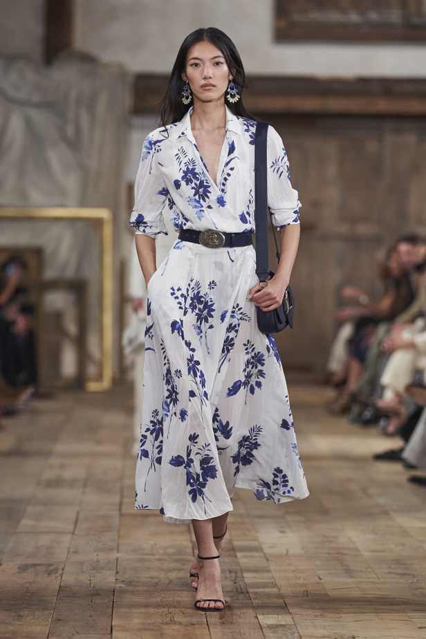عرض أزياء مجموعة Ralph Lauren لربيع وصيف 2024.. مزيج الألوان وبريق اللون الذهبي