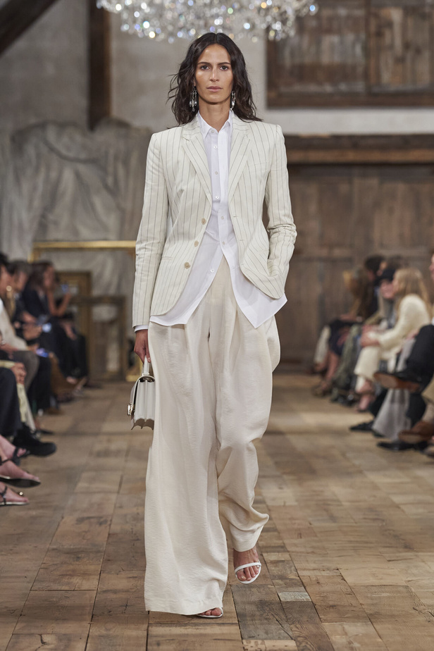 عرض أزياء مجموعة Ralph Lauren لربيع وصيف 2024.. مزيج الألوان وبريق اللون الذهبي