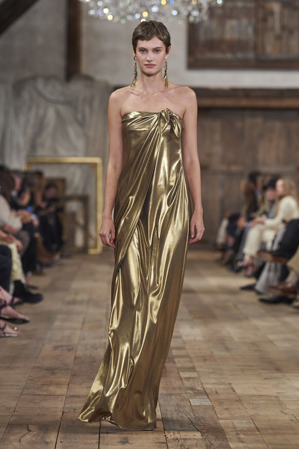 عرض أزياء مجموعة Ralph Lauren لربيع وصيف 2024.. مزيج الألوان وبريق اللون الذهبي