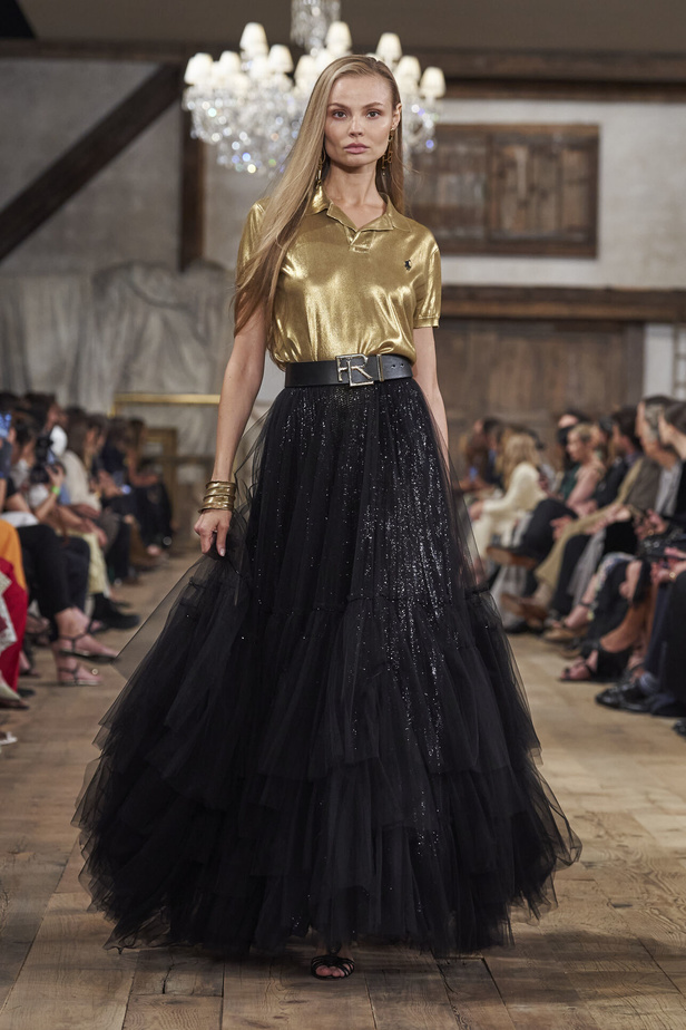 عرض أزياء مجموعة Ralph Lauren لربيع وصيف 2024.. مزيج الألوان وبريق اللون الذهبي
