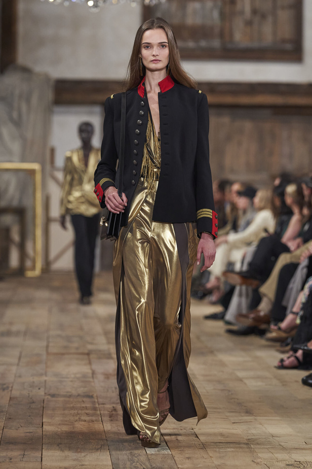 عرض أزياء مجموعة Ralph Lauren لربيع وصيف 2024.. مزيج الألوان وبريق اللون الذهبي