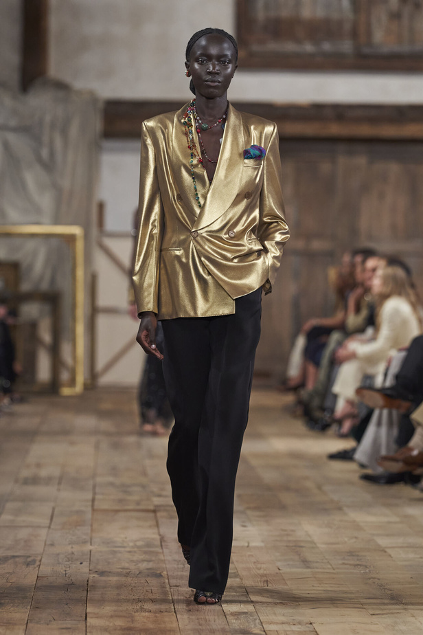 عرض أزياء مجموعة Ralph Lauren لربيع وصيف 2024.. مزيج الألوان وبريق اللون الذهبي
