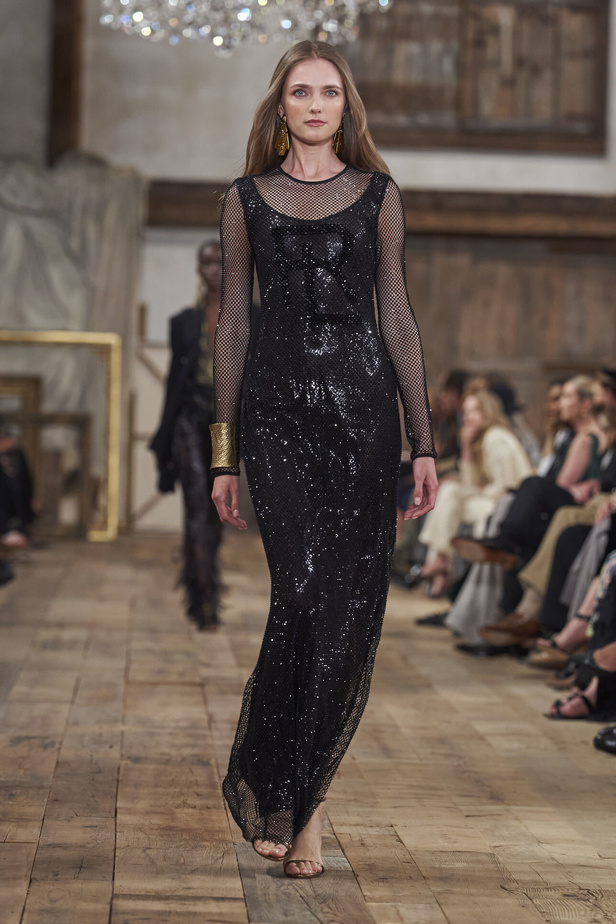 عرض أزياء مجموعة Ralph Lauren لربيع وصيف 2024.. مزيج الألوان وبريق اللون الذهبي