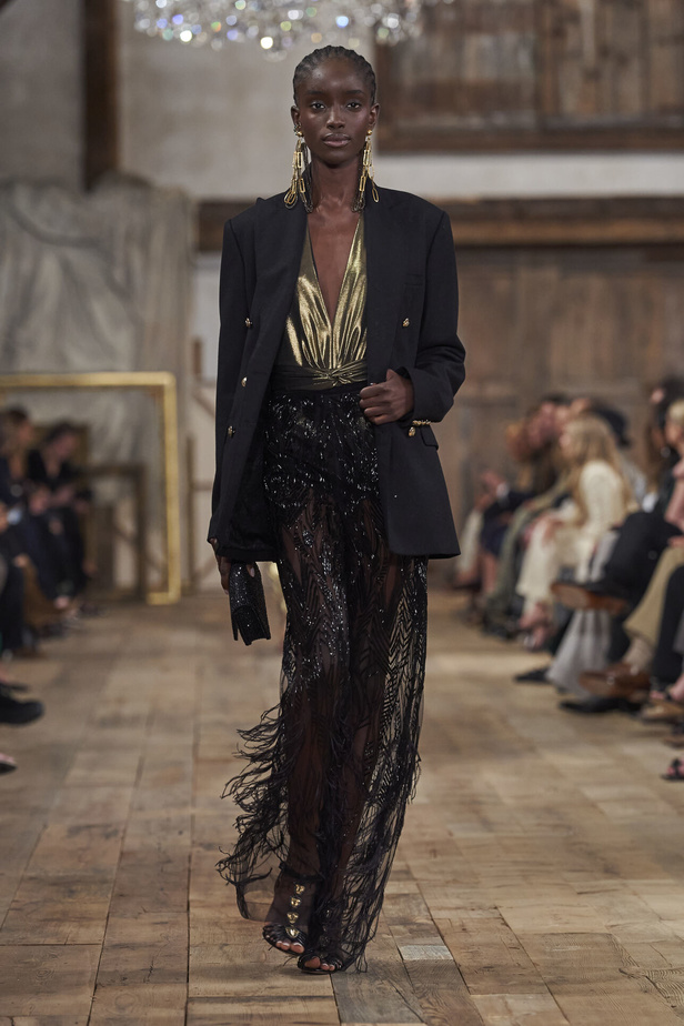 عرض أزياء مجموعة Ralph Lauren لربيع وصيف 2024.. مزيج الألوان وبريق اللون الذهبي